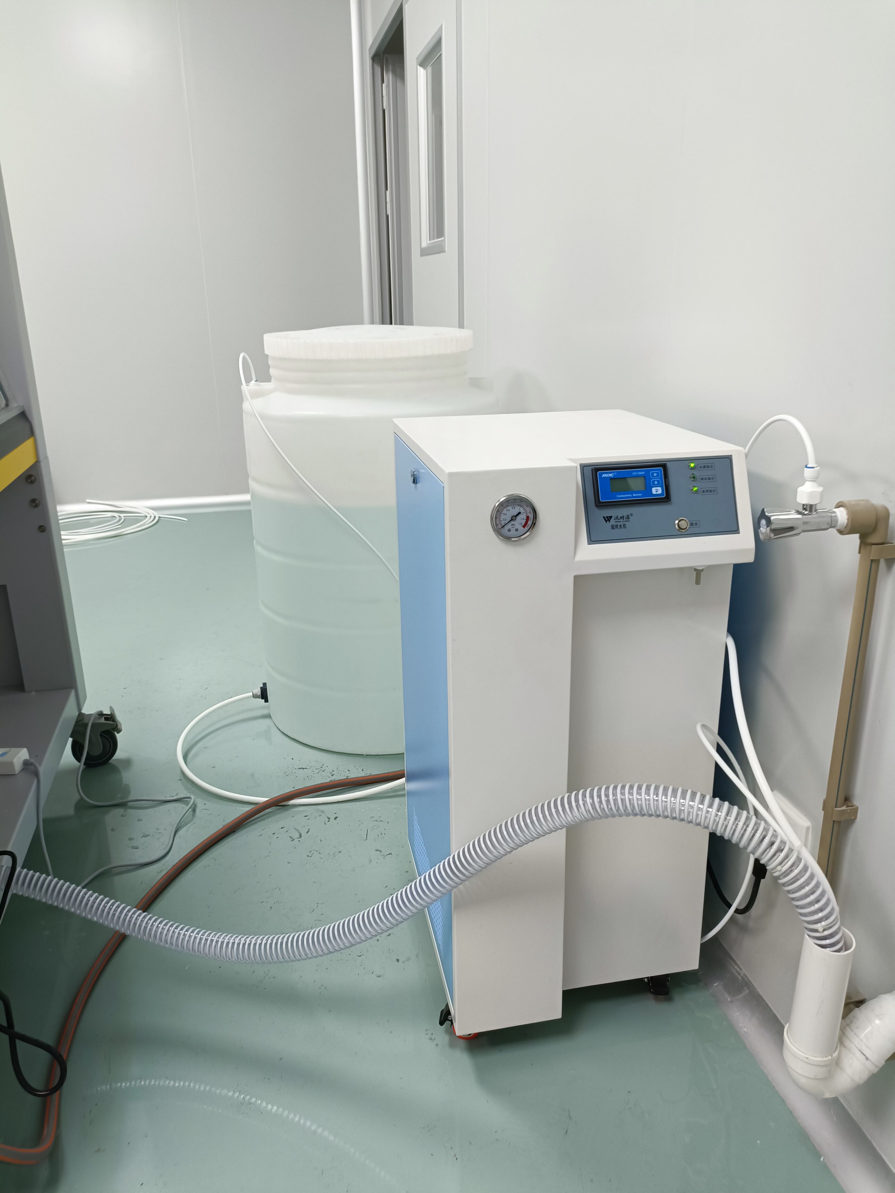 實(shí)驗室超純水機安裝圖片